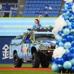 May J.、雨降る横浜スタジアムのセレモニーで「アナ雪」熱唱