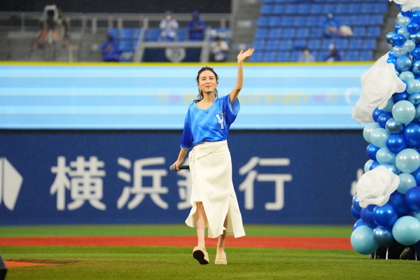 May J.、雨降る横浜スタジアムのセレモニーで「アナ雪」熱唱