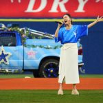 May J.、雨降る横浜スタジアムのセレモニーで「アナ雪」熱唱