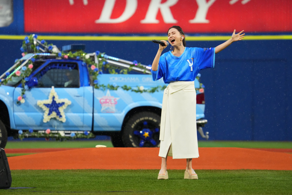 May J.、雨降る横浜スタジアムのセレモニーで「アナ雪」熱唱