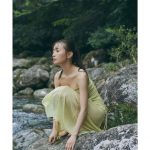 松本まりか、屋久島の大自然に囲まれた撮り下ろしグラビア＜週刊プレイボーイ＞