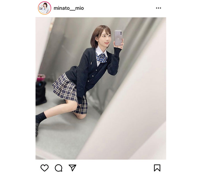 #ババババンビ 水湊みお、制服姿で美脚披露！「制服しか勝たん」