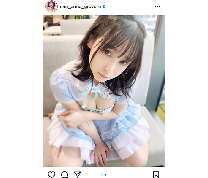 中崎絵梨奈、胸元チラリなメイド服姿が可愛すぎる！