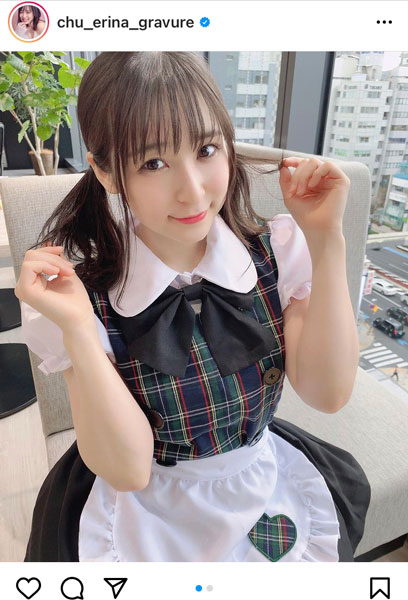 中崎絵梨奈、胸元チラリなメイド服姿が可愛すぎる！