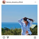 奥山かずさ、海風になびくビキニポートレート