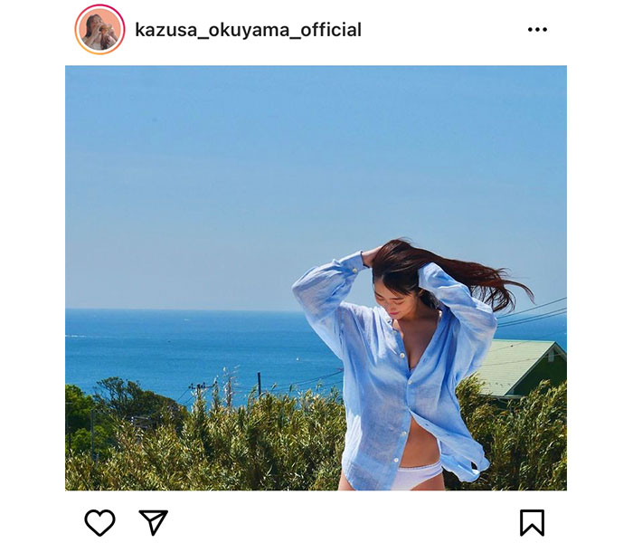 奥山かずさ、海風になびくビキニポートレート