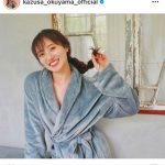奥山かずさ、ガウン姿で魅せる大人の余裕