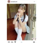 天羽希純、夏を感じる天真爛漫な笑顔とセーラー服