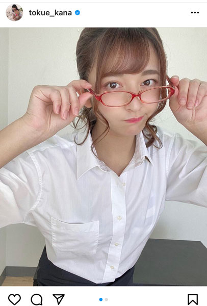 徳江かな、赤縁メガネと白シャツで魅せる家庭教師風ショットに反響ぞくぞく！