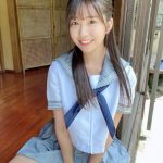天羽希純、夏を感じる天真爛漫な笑顔とセーラー服