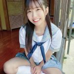 天羽希純、夏を感じる天真爛漫な笑顔とセーラー服
