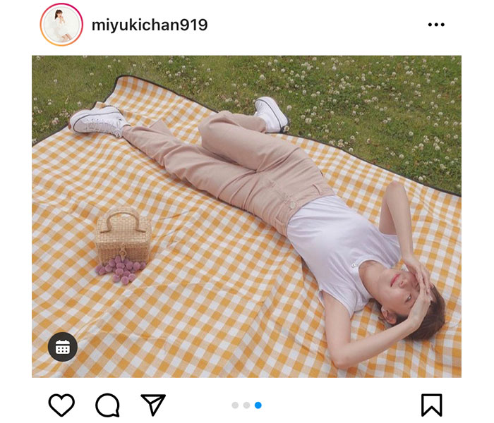 渡辺美優紀、屋外で気持ちよさそうなピクニックショット公開！「一緒にゴロゴロしたいなぁ」