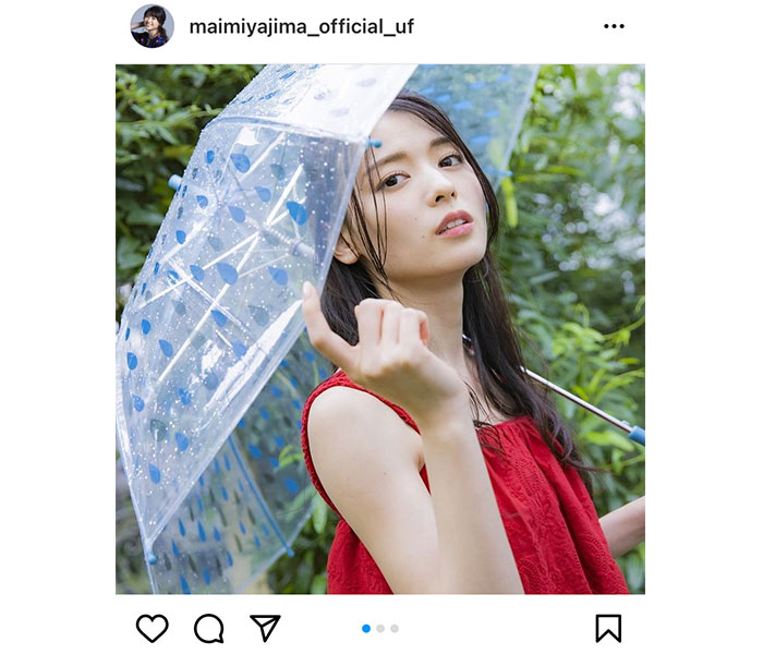 矢島舞美、雨に映える赤ワンピースのポートレートにうっとり「我らが雨女神」