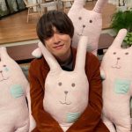 『リコカツ』"水無月先生"白洲迅、アリナシ！？うさぎのぬいぐるみを抱きかかえくつろぐ 可愛いオフショットに「即答であり」と悶絶の声