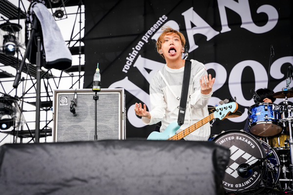 【ライブレポート】04 Limited SazabysがSKY STAGEでシャウト。考えすぎちゃうことを爆音のロックで洗い流せ！＜JAPAN JAM 2021＞