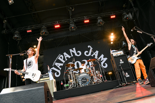 【ライブレポート】TOTALFAT、笑って踊って心で歌う！渾身の一撃ライブ＜JAPAN JAM 2021＞