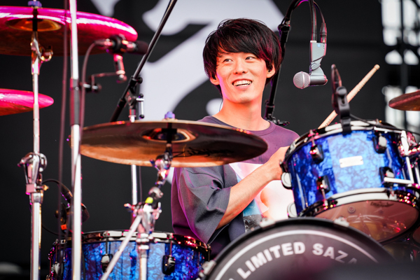 【ライブレポート】04 Limited SazabysがSKY STAGEでシャウト。考えすぎちゃうことを爆音のロックで洗い流せ！＜JAPAN JAM 2021＞