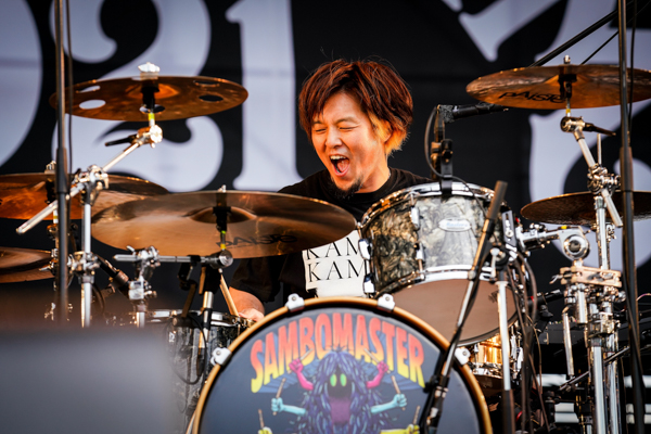 【ライブレポート】サンボマスターがSKY STAGEを熱狂の渦に！「ルールを守って心で叫ぶんだ」＜JAPAN JAM 2021＞