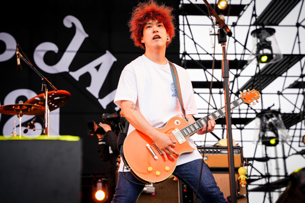 【ライブレポート】04 Limited SazabysがSKY STAGEでシャウト。考えすぎちゃうことを爆音のロックで洗い流せ！＜JAPAN JAM 2021＞