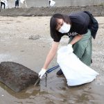 世界環境デーに千原せいじ、しずちゃんらが幕張のビーチをクリーン活動！集まったゴミの量に驚愕！