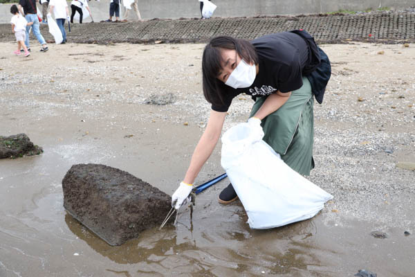 世界環境デーに千原せいじ、しずちゃんらが幕張のビーチをクリーン活動！集まったゴミの量に驚愕！