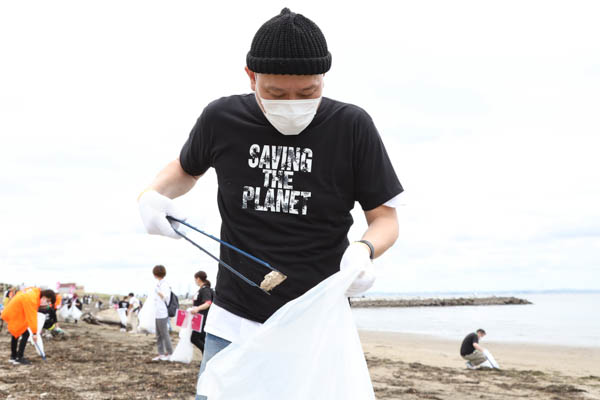 世界環境デーに千原せいじ、しずちゃんらが幕張のビーチをクリーン活動！集まったゴミの量に驚愕！