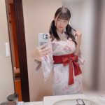 我妻ゆりか、浴衣姿で見つめる“添い寝”風ショットに反響