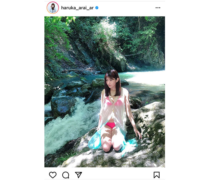 新井遥、木漏れ日に透けた美しいビキニオフショット