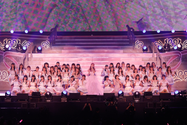 HKT48の1期生・宮脇咲良が卒業コンサートで約10年のアイドル人生に幕！ 卒業生・兒玉遥と指原莉乃もサプライズ登場！