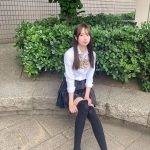 藤川らるむ、制服ポートレートで魅せる圧倒的美脚