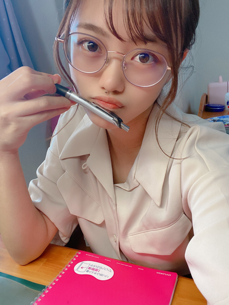 AKB48 春本ゆき、家庭教師になりきった“あざと”ショット公開「お姉さんがお勉強おしえてあげる」