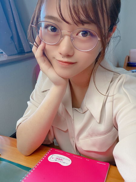 AKB48 春本ゆき、家庭教師になりきった“あざと”ショット公開「お姉さんがお勉強おしえてあげる」