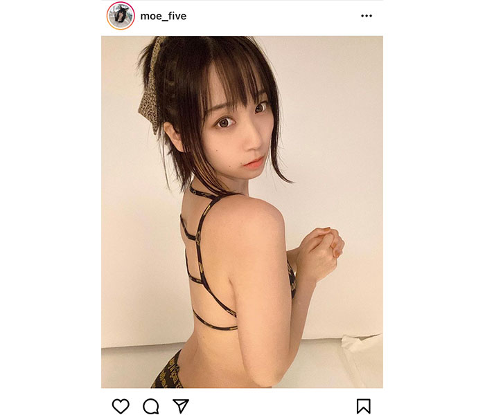 伊織もえ、美背中披露の振り向きオフショット