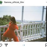 有村架純、赤いドレス姿で颯爽と歩くオフショットが公開