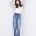小嶋陽菜、履きかけジーンズ姿でランジェリーとヒップがのぞくセクシーショットを披露！「スタイル最高にカッコイイ」