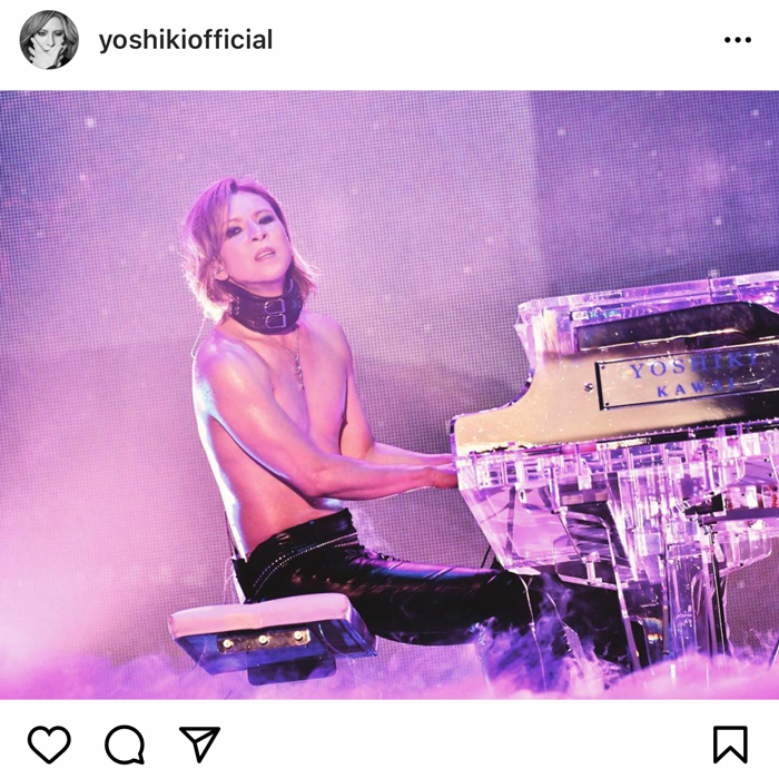 X JAPAN YOSHIKI、上裸でピアノを弾くライブフォトを投稿！「みんなに早く会えるといいなー」