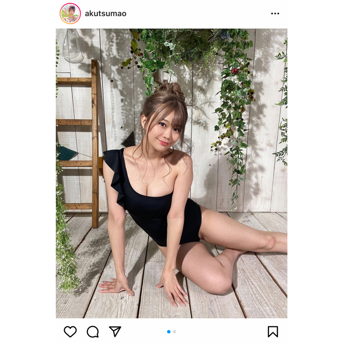 阿久津真央、黒の水着で腰をくねらせたセクシーグラビアを公開！「セクシーでカワイイ」