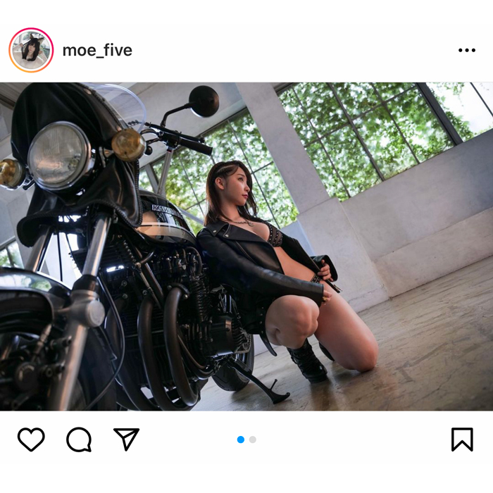 伊織もえ、黒ビキニで「つよつよ」ライダー風グラビアを披露！「かっこいい」「セクシーですね」