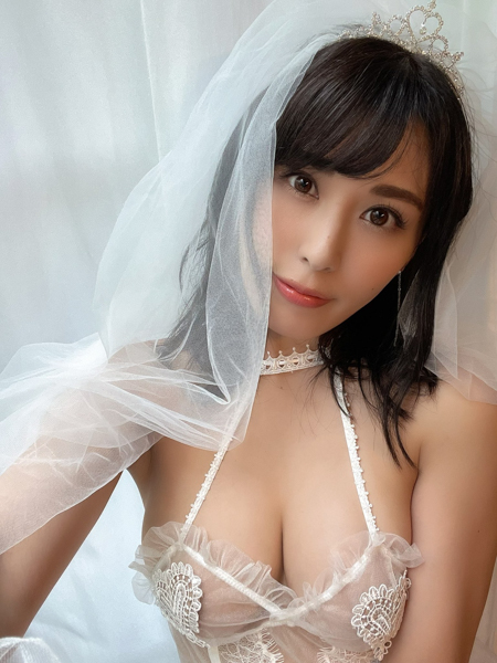 金子智美、スケスケなVレグ水着の花嫁風ショット公開「今日沢山の人と結婚した」