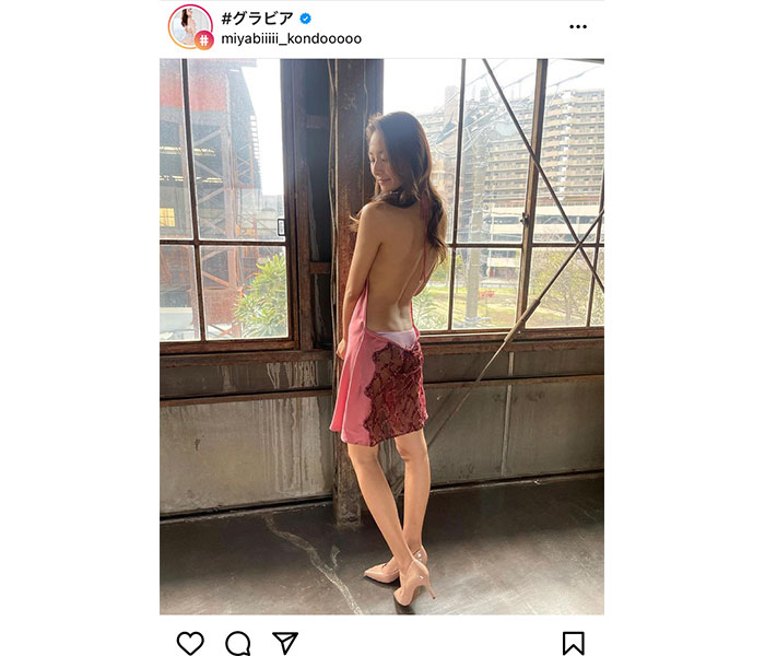 近藤みやび、逆光で魅せる美背中にうっとり！