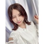 桃月なしこ、耳に髪をかける仕草が可愛い！「顔が良すぎるんよ」