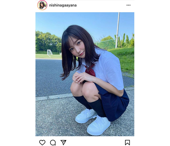 西永彩奈、制服姿で見つめる眼差しが可愛すぎる！「気持ちは18歳です」