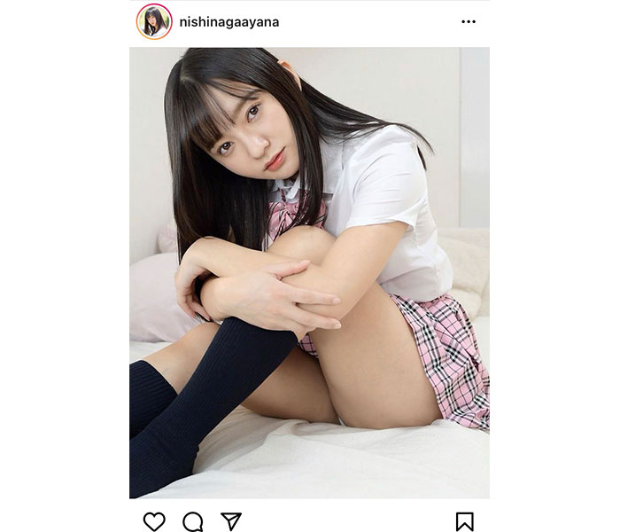 西永彩奈、制服姿で下着チラリ