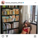 奥山かずさ、書斎で際立つ赤ランジェリーショット