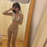 ぱつこ、窓際でメリハリ美ボディ全開！