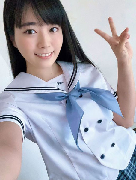 東雲うみ、制服脱いで色白美バストを色気たっぷりに披露