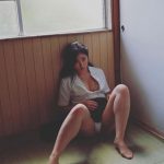 佐藤望美、“M字開脚”で下着見せつけ 和室の情感ポートレート