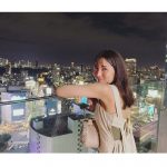 石川恋、夜景バックのワンピ姿