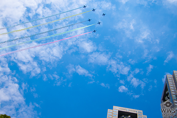 東京2020オリンピック開会直前！５色で五輪のマークを描くブルーインパルスが東京都庁上空を飛行！
