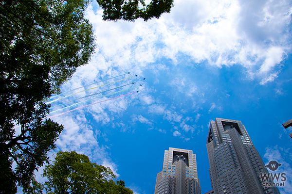 東京2020オリンピック開会直前！５色で五輪のマークを描くブルーインパルスが東京都庁上空を飛行！